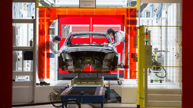 Mercedes-Benz&nbsp;се изтегля напълно от Русия