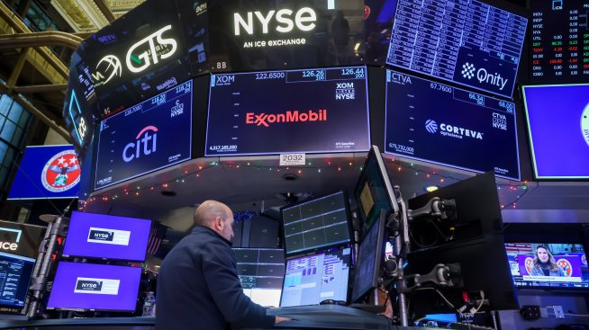 Dow и S&P 500 се отдръпват от рекордните си стойности*