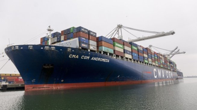 Търговският дефицит на САЩ се свива за пръв път от юли насам