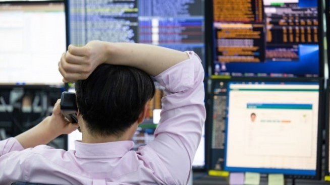 Акциите на Evergrande поведоха спадовете на борсата в Хонконг