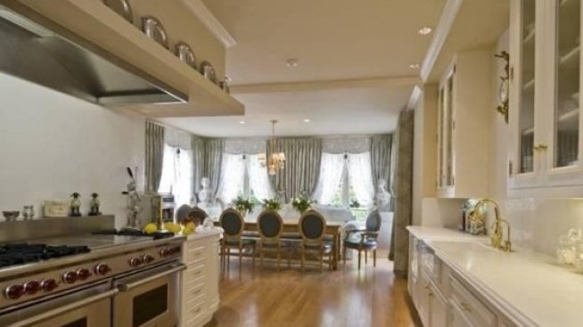 Популярният американски радио водещ Кейси Касем продава имот за 42 млн. долара