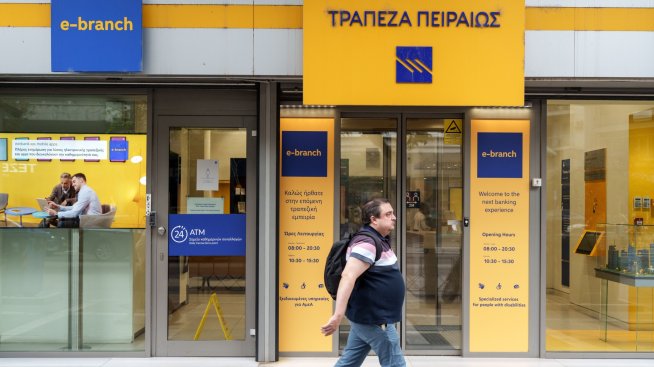 До месеци Гърция продава значителен дял в Piraeus Bank