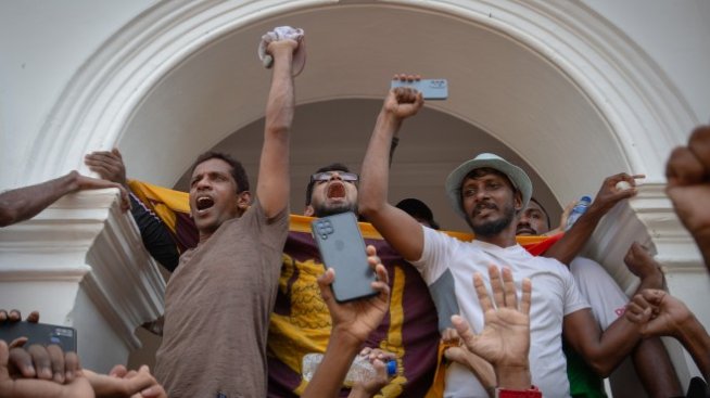 И изведнъж дворецът стана техен