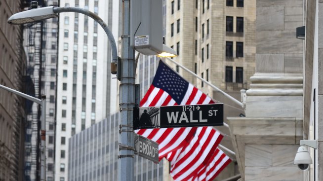 Надежди за митническа сделка тласнаха Dow Jones нагоре с 300 пункта