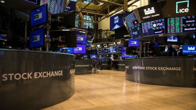 Dow се покачва с 500 пункта в последния ден от нестабилната седмица на Wall Street*