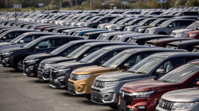 Нарушените вериги на доставки спъват възраждането на автомобилния пазар през 2022 г.