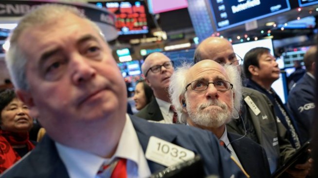 Dow отписа близо 400 пункта, пропадайки под прага от 26 000 пункта