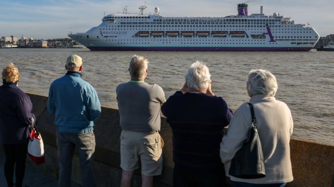 Градовете към круизните кораби: Не ни водете твърде много туристи