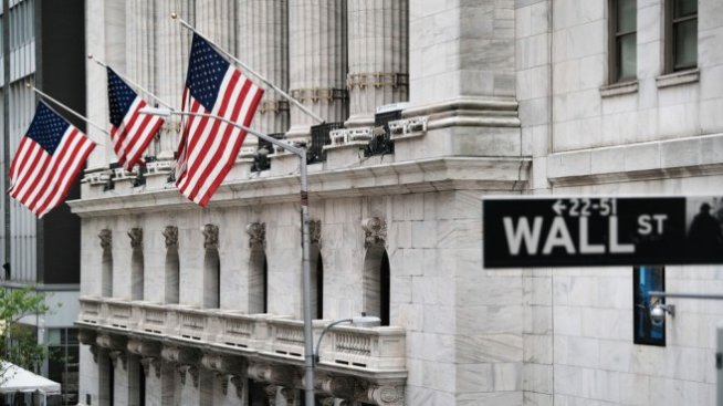 Продажбите на дребно натежават върху индексите на Wall Street*