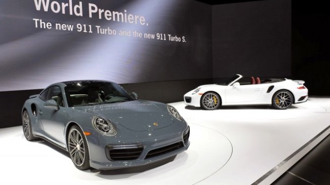 Porsche работи върху хибриден модел 911