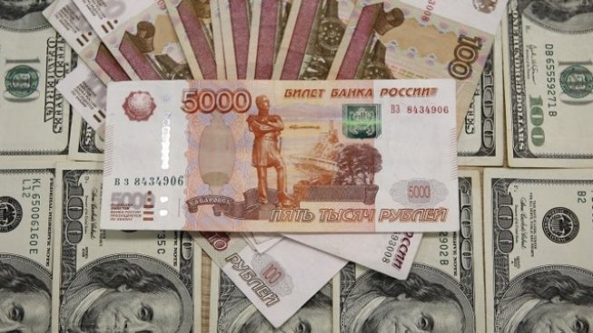Свободното падане на рублата продължава 