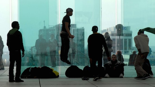 Зад френските етнически бунтове стои и голямо икономическо неравенство