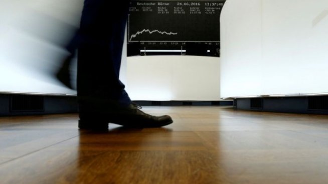 Британският FTSE приключи сесията над 7 хил. пункта, въпреки срива на лирата