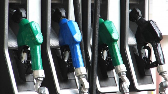 Бензинът и дизелът в България поевтиняват с 11% през март, отчитат митниците