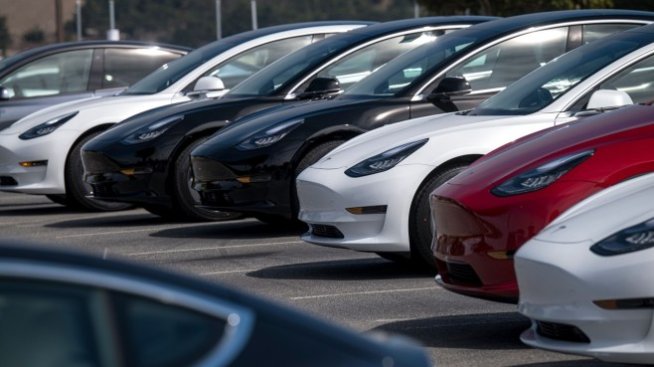 Акциите на Tesla изтриха поскъпването от 35% след сделката с Hertz
