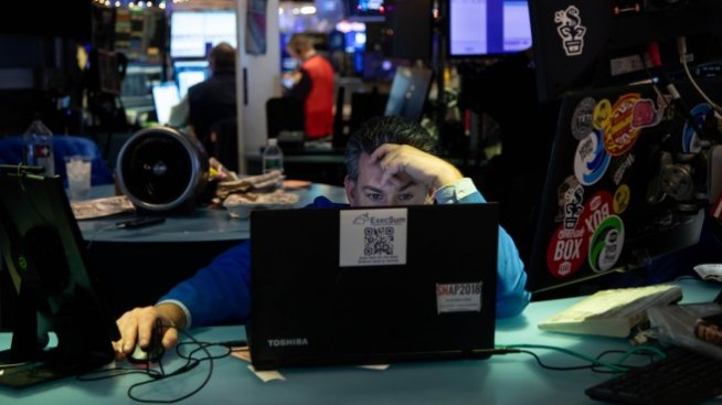 Dow започва седмицата със спад от над 430 пункта