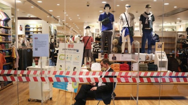 Uniqlo се поддаде на натиска и спира работа в Русия