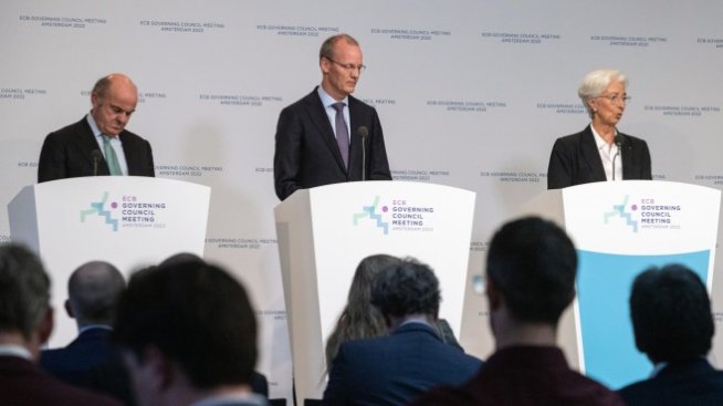ЕЦБ свиква извънредно заседание в сряда заради пазарните разпродажби*