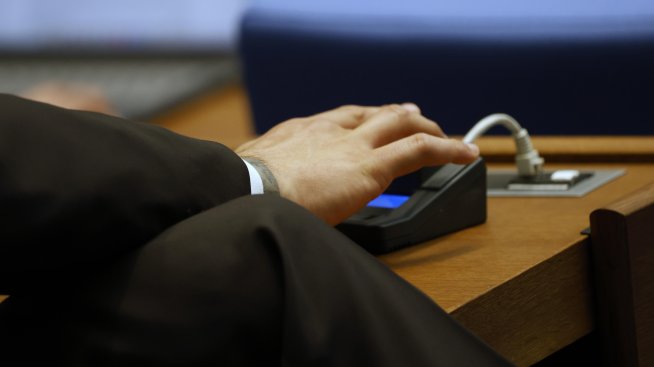 С призив за &bdquo;бърза писта&ldquo; парламентът одобри на първо четене достъпа на граждани до ДЦК