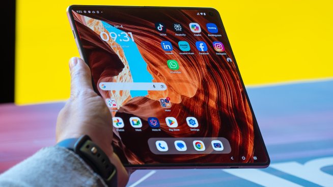 Motorola показа първия си сгъваем телефон тип "книга"