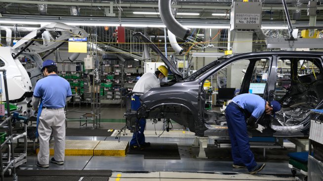 Фабричната активност в Азия се свива преди новите мита на Тръмп