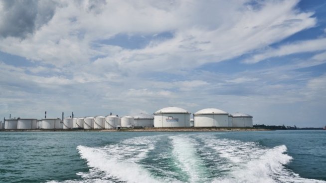 Плановете за свиване на продукцията на Ирак и Казахстан оскъпяват петрола*