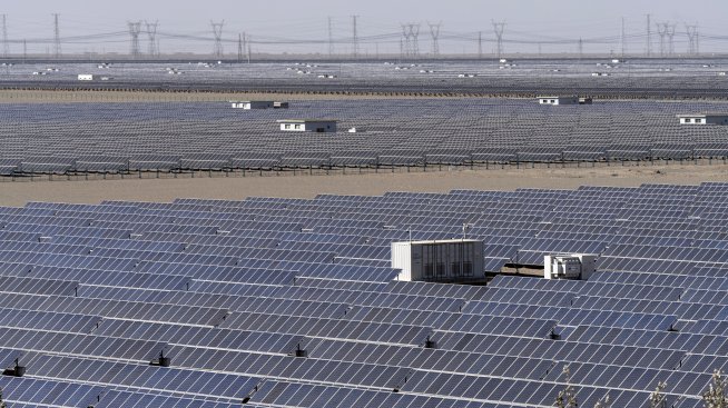Китай бърза да изгради най-големия соларен парк в света в опит да ограничи емисиите