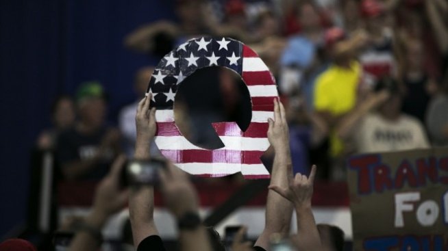 Twitter погна акаунти, свързани с конспирацията QAnon