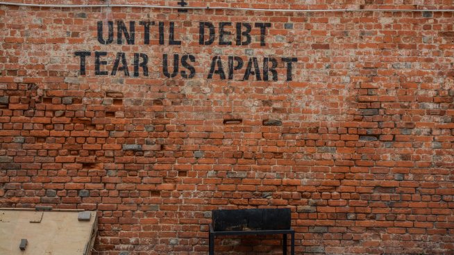 Съотношението на световния дълг към БВП спада, но остава на предпандемични нива