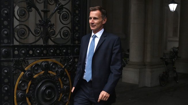 Новият британски финансов министър обяви пълен данъчен обратен завой 