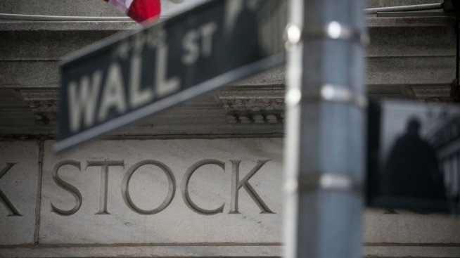 Wall Street губи инерцията си при опасенията, че правителството на САЩ ще спре работата си