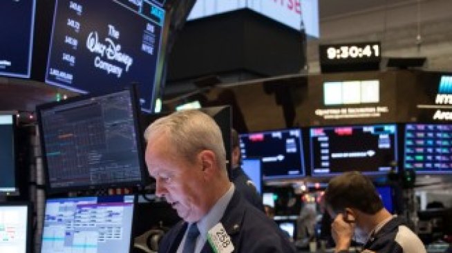 Лошите икономически данни и банкови отчети понижават оптимизма на Wall Street*