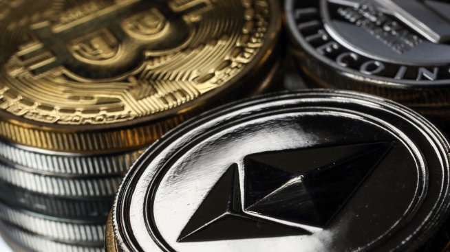 Биткойнът и етерът запазват ценовите си модели в очакване на речта на Джером Пауъл