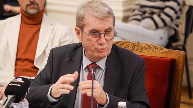 Хинков: Повече пари за спешните отделения и продължаване на важните проекти през 2024 г.