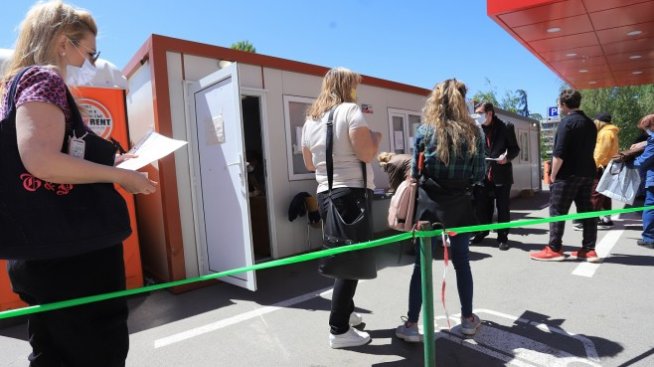 Ваксинират на открито в София през почивните дни