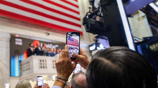 Wall Street започва търговията с леки спадове след отказа на Тръмп към Иран*