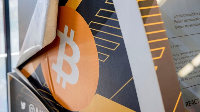 Цената на биткойна се вдига отново, но едва след като удари ново дъно