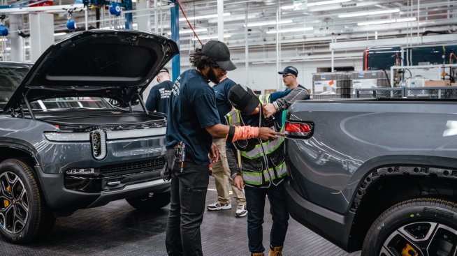 Rivian остава на червено и през второто тримесечие, но приходите растат