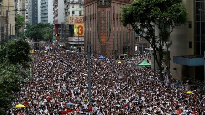 Протести разтърсват улиците на Хонконг