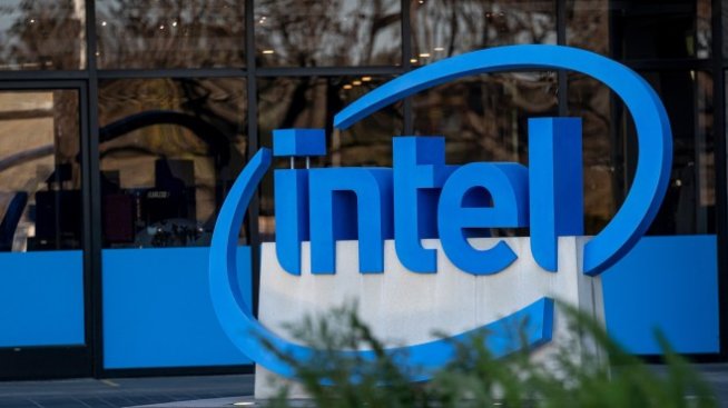 Intel планира да прехвърли част от производството си на външни компании