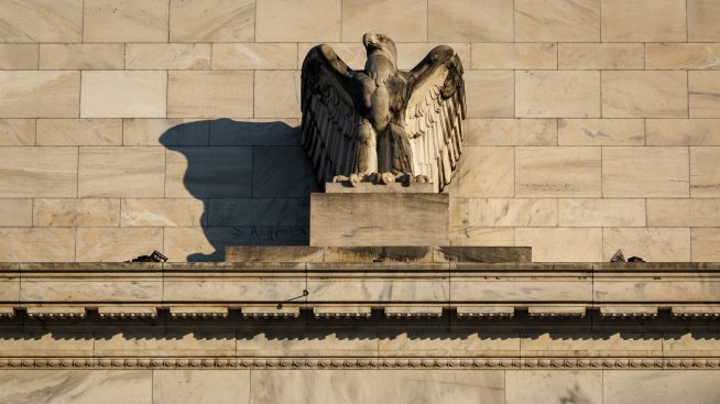 Светът въздъхва с облекчение, след като Тръмп пощади Фед