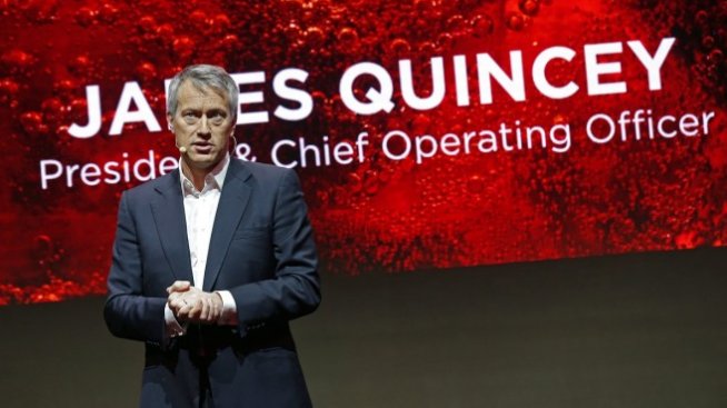 Шефът на Coca-Cola Джеймс Куинси поема ролята и на председател