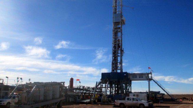 Спадът на петролните цени може да активира спирачките на шистовия добив в САЩ