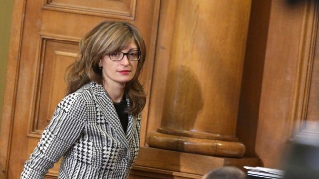 Захариева: Папа Франциск може да посети България през май догодина