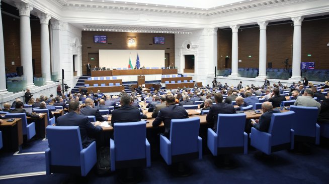Депутатите приеха окончателно Бюджет 2025 след близо 22-часово заседание
