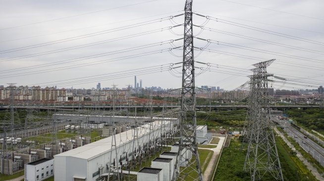 Производството на електроенергия в България се свива за втори пореден месец през април