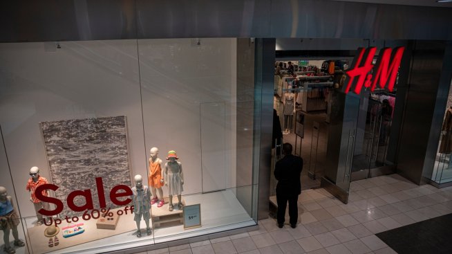 Растежът на приходите на H&M секва, тъй като по-скъпите дрехи отблъсват купувачите