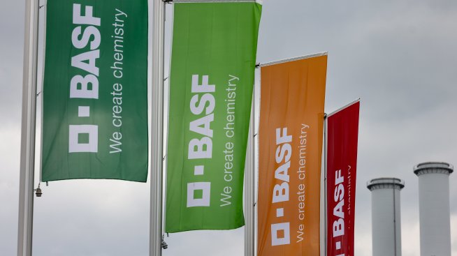 Печалбата на BASF се свива след спад на цените на химикалите