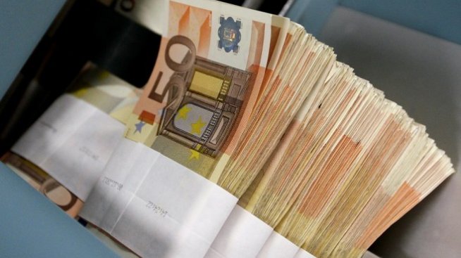 Желанието на Италия да харчи повече изпрати еврото на 2-месечно дъно
