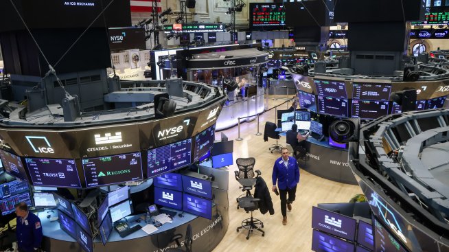 S&P 500 започна седмицата почти без промяна, Intel тласна чиповете надолу